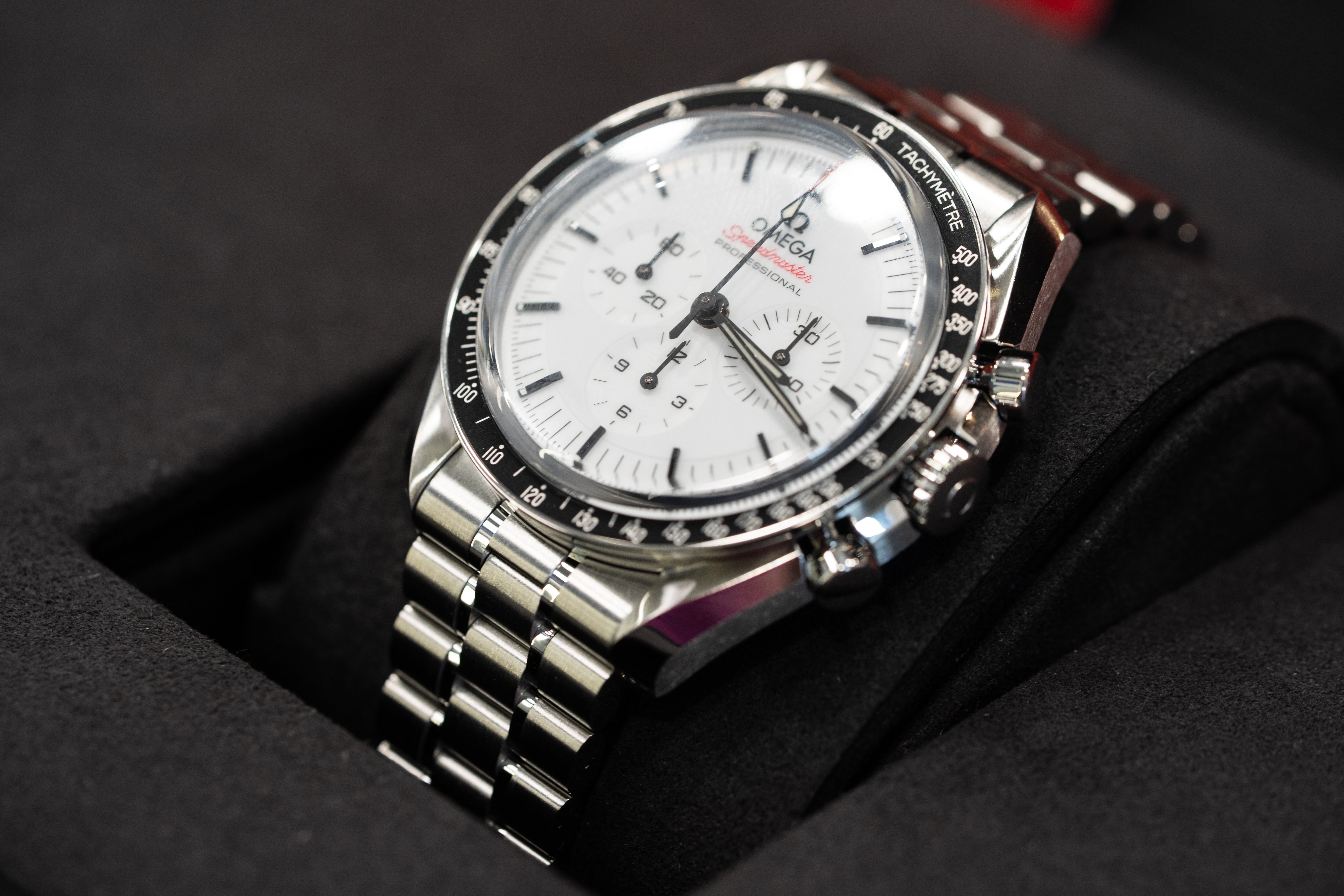 OMEGA SPEEDMASTER WHITE DIAL 2025